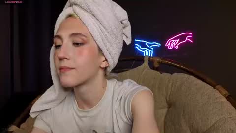 Snapshot of elen__moore chatting on July 8, 7:35 am Elen online show from July 8, 7:35 am