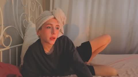 Snapshot of elen__moore chatting on July 12, 5:42 am Elen online show from July 12, 5:42 am