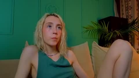 Snapshot of elen__moore chatting on July 13, 5:43 am Elen online show from July 13, 5:43 am