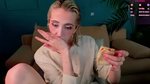 Snapshot of elen__moore chatting on July 17, 5:47 am Elen online show from July 17, 5:47 am