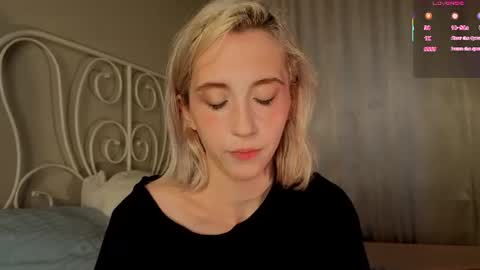 Snapshot of elen__moore chatting on July 18, 6:17 am Elen online show from July 18, 6:17 am