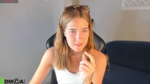 Snapshot of elena_grace chatting on June 9, 10:32 pm Jenny online show from June 9, 10:32 pm