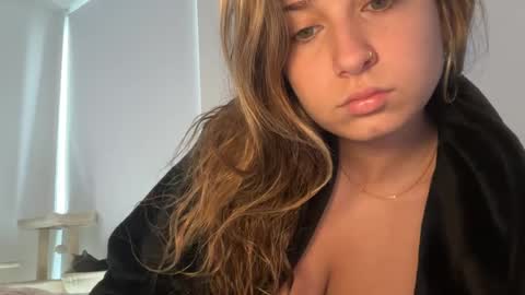 Snapshot of elenahere4u chatting on May 4, 2:13 pm Elena online show from May 4, 2:13 pm