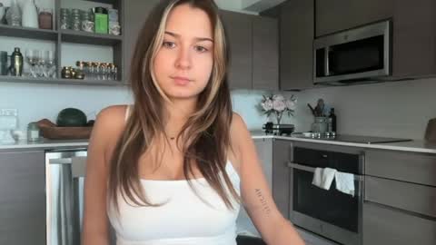 Snapshot of elenahere4u chatting on May 28, 3:31 pm Elena online show from May 28, 3:31 pm