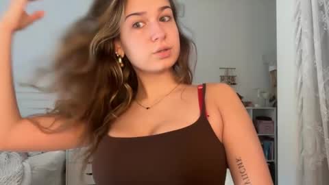 Snapshot of elenahere4u chatting on June 1, 3:47 pm Elena online show from June 1, 3:47 pm