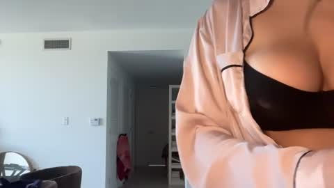 Snapshot of elenahere4u chatting on June 12, 3:33 pm Elena online show from June 12, 3:33 pm