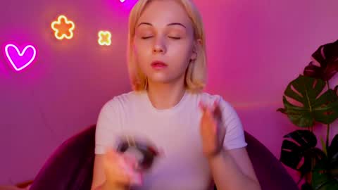 elenamonroe_ online show from April 8, 3:28 am