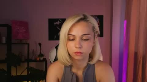 Snapshot of elenamonroe_ chatting on June 21, 7:33 am elenamonroe_ online show from June 21, 7:33 am