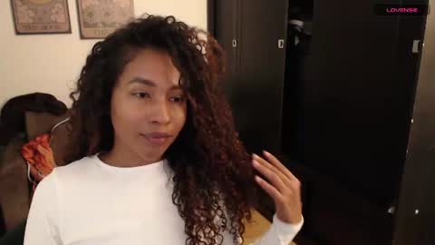 Snapshot of elenna_2 chatting on August 4, 3:21 am Elenna online show from August 4, 3:21 am
