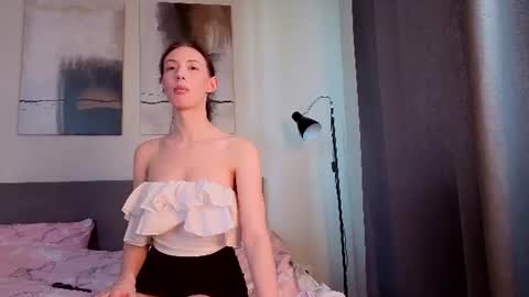 Snapshot of elfiecollins chatting on June 24, 5:17 am Elfie online show from June 24, 5:17 am