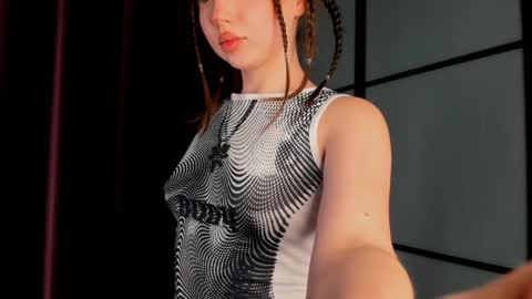 Snapshot of elianareynolds chatting on December 3, 3:09 am Ella online show from December 3, 3:09 am