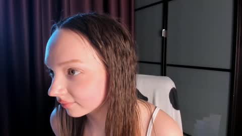 Snapshot of elianareynolds chatting on December 6, 9:21 am Ella online show from December 6, 9:21 am