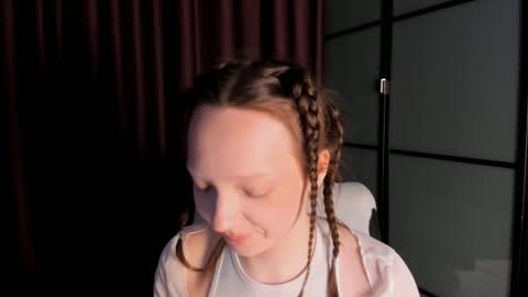 Snapshot of elianareynolds chatting on December 11, 9:09 am Ella online show from December 11, 9:09 am