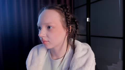 Snapshot of elianareynolds chatting on December 14, 10:02 am Ella online show from December 14, 10:02 am