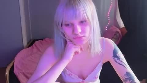 elieiza_xo online show from April 7, 8:59 am