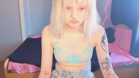 elieiza_xo online show from April 15, 11:06 am