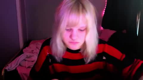 Snapshot of elieiza_xo chatting on April 19, 10:03 am elieiza_xo online show from April 19, 10:03 am