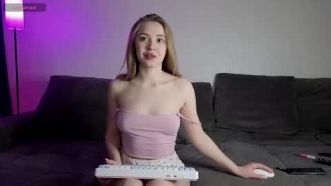 Elna and Tom online show from March 11, 2:01 pm