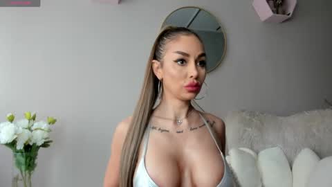 Snapshot of elinamoon_ chatting on May 4, 9:49 am Elina online show from May 4, 9:49 am