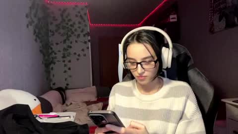 Snapshot of elinorashfield chatting on June 9, 10:49 am Milica online show from June 9, 10:49 am