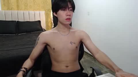 Snapshot of elio_collem chatting on February 15, 8:44 am ELIO online show from February 15, 8:44 am