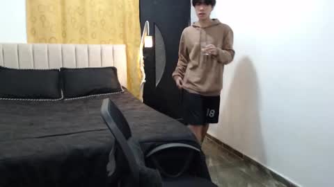 Snapshot of elio_collem chatting on February 17, 9:13 am ELIO online show from February 17, 9:13 am