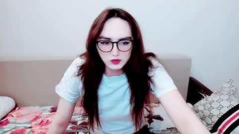 Snapshot of elisa_2001 chatting on May 19, 12:05 am Liza online show from May 19, 12:05 am