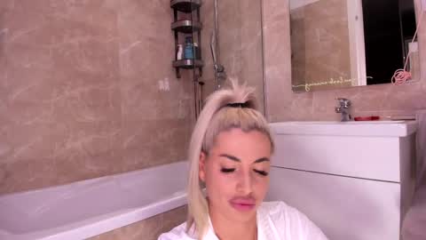 Snapshot of elisabeth_jason chatting on April 23, 2:30 pm elisabeth_jason online show from April 23, 2:30 pm