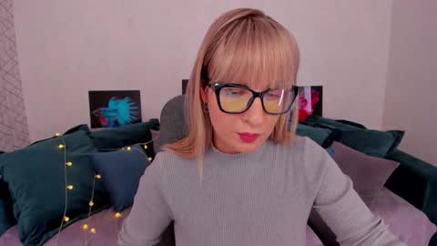 Snapshot of elisabethmills chatting on February 6, 11:32 am Elisabeth online show from February 6, 11:32 am