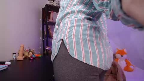 Snapshot of elise_nyx chatting on May 12, 11:40 am elise_nyx online show from May 12, 11:40 am