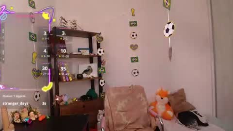 Snapshot of elise_nyx chatting on June 28, 12:44 pm elise_nyx online show from June 28, 12:44 pm