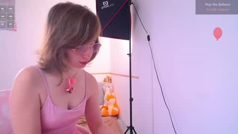 Snapshot of elise_nyx chatting on July 29, 12:14 pm elise_nyx online show from July 29, 12:14 pm