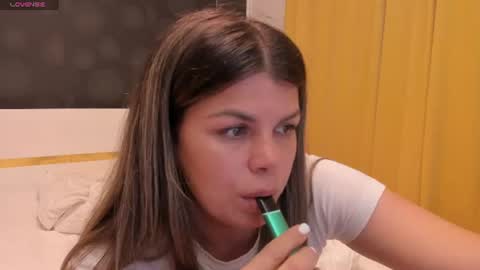 Snapshot of elisetyler89 chatting on June 10, 6:18 pm Elly online show from June 10, 6:18 pm