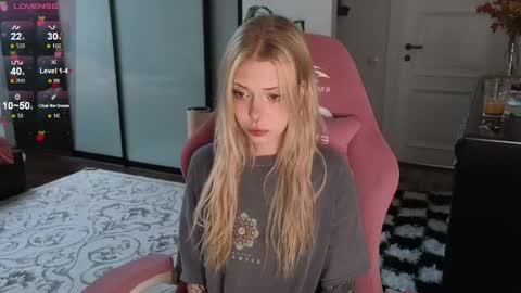 Snapshot of eliza_sadcat chatting on May 20, 1:28 pm Elizabeth online show from May 20, 1:28 pm