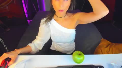 Snapshot of elizabe_th chatting on December 11, 10:38 pm Elizabethangel online show from December 11, 10:38 pm