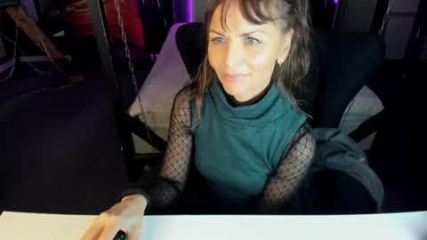 Snapshot of elizabe_th chatting on February 9, 9:17 pm Elizabethangel online show from February 9, 9:17 pm