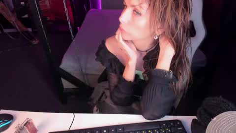 Snapshot of elizabe_th chatting on March 10, 12:37 pm Elizabethangel online show from March 10, 12:37 pm