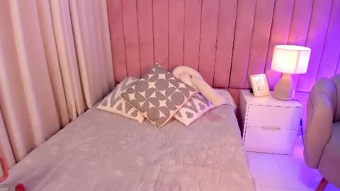 elizabeth_roche online show from June 19, 12:09 pm