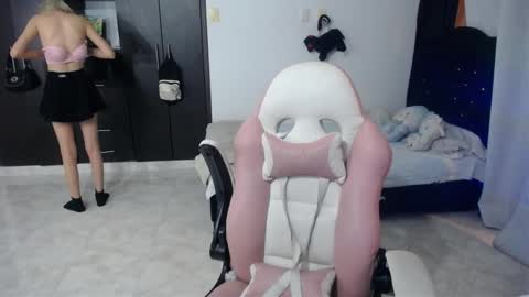 Snapshot of elizabeth_rose02 chatting on November 8, 2:01 am Elizabeth online show from November 8, 2:01 am