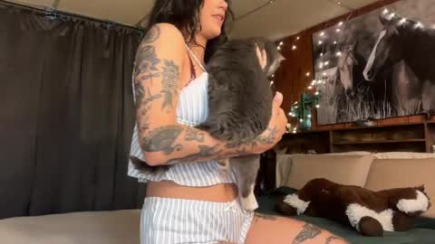 Ella online show from May 21, 2:13 pm