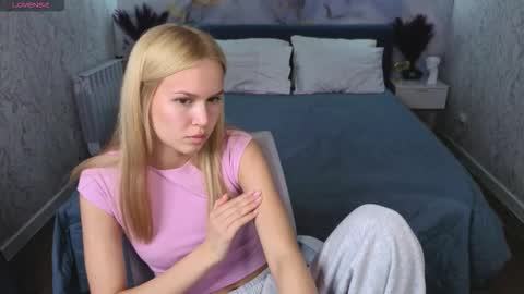 Snapshot of ella_ley chatting on March 3, 9:26 am Ella online show from March 3, 9:26 am