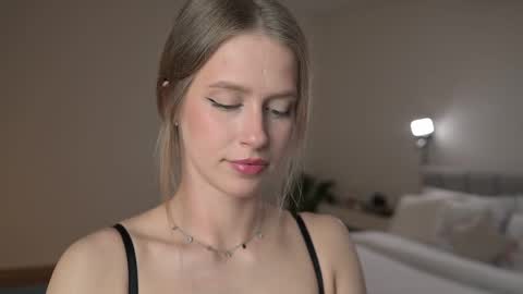 Snapshot of ella_twinkle chatting on June 6, 6:45 pm Ella online show from June 6, 6:45 pm
