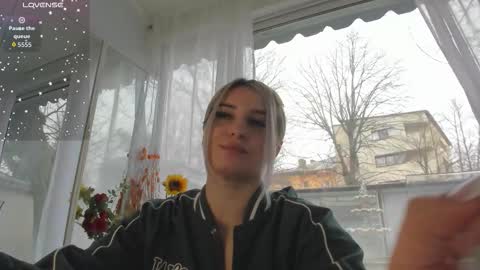 ella_vee online show from March 20, 6:40 am