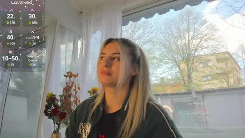 ella_vee online show from April 8, 5:29 am