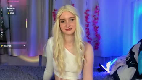 Snapshot of ellabloom chatting on October 20, 3:45 pm Ella online show from October 20, 3:45 pm