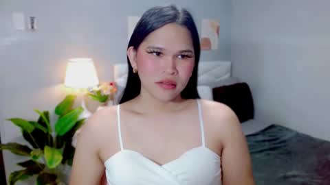 Snapshot of ellaford chatting on May 24, 12:37 am EllaFord online show from May 24, 12:37 am