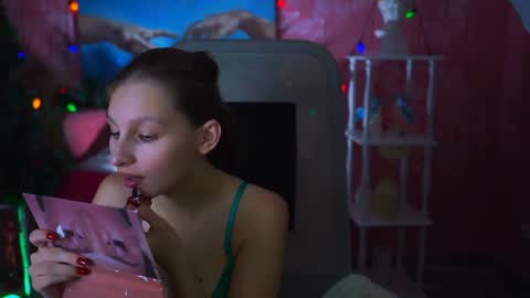 Snapshot of ellahorton chatting on January 4, 7:34 am Ella online show from January 4, 7:34 am