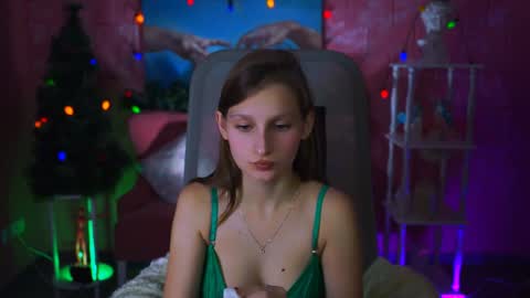 Snapshot of ellahorton chatting on January 7, 11:48 am Ella online show from January 7, 11:48 am