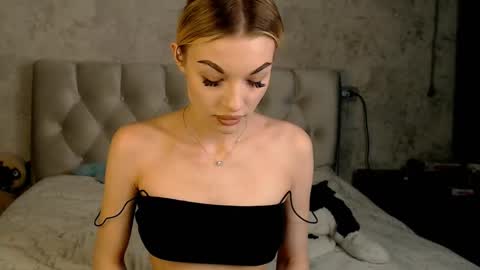 ellamilla online show from February 25, 4:05 pm