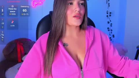 Snapshot of ellarosee_ chatting on April 4, 6:49 pm ellarosee_ online show from April 4, 6:49 pm